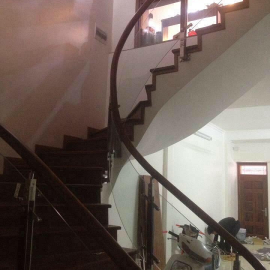 LAN CAN, CẦU THANG KÍNH CƯỜNG LỰC