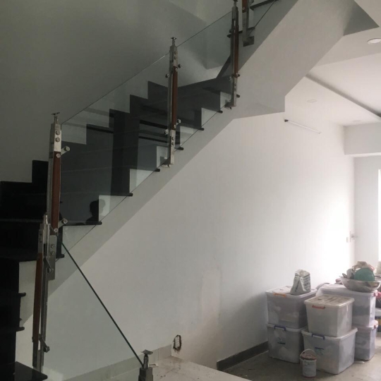LAN CAN, CẦU THANG KÍNH CƯỜNG LỰC