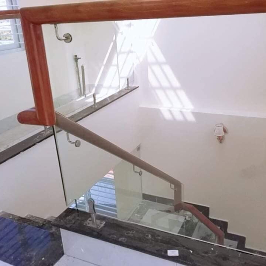 LAN CAN, CẦU THANG KÍNH CƯỜNG LỰC