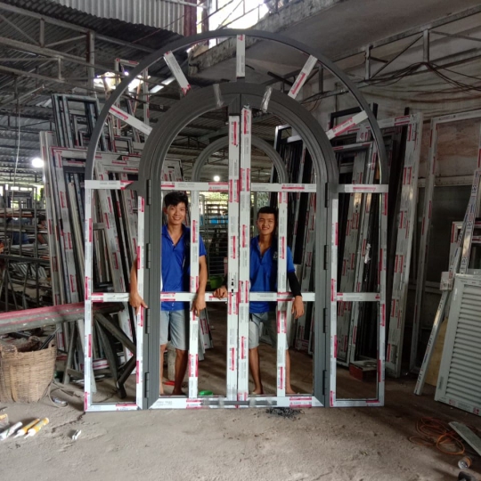 GIA CÔNG SẢN XUẤT CỬA NHÔM UỐN VÒM