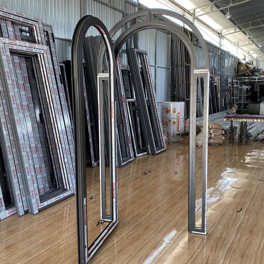 GIA CÔNG SẢN XUẤT CỬA NHÔM UỐN VÒM